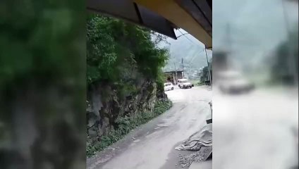 Hindistan'da facianın eşiğinden dönüldü! Araç kayaların altında kalmaktan son anda kurtuldu