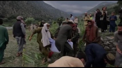 Terremoto in Afghanistan, gli abitanti piangono i morti