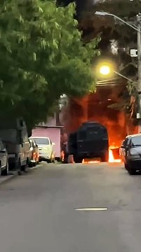 Criminosos incendeiam barricadas durante operação no Morro da Mangueira