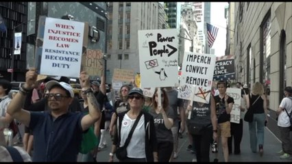 Centinaia a NY manifestano contro Trump nel giorno Festa lavoratori