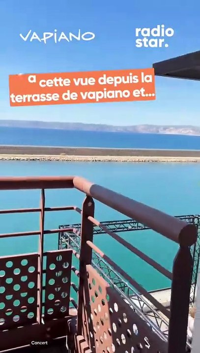 🌅 Cet été, la vue était aussi belle que la vibe ! 😍  Depuis la terrasse de Vapiano aux Terrasses du Port, on s’est régalés... et on n’était pas les seuls 👀🎤