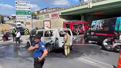 İstanbul'da seyir halindeki minibüs alev alev yandı