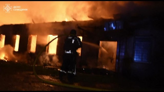 Ucraina, l'incendio a Sumy dopo l'attacco russo
