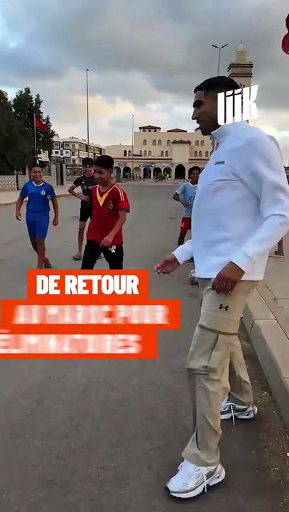 Achraf Hakimi qui joue au foot avec des enfants au Maroc.