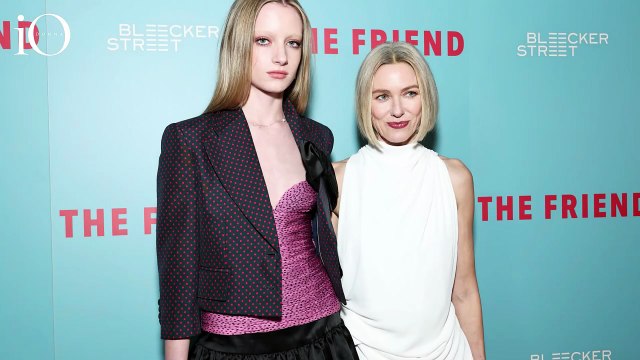Naomi Watts sorridente, la figlia Kai malinconica: lo strano red carpet di The Friend
