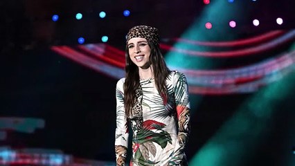 Angelina Mango torna all'università: il look "brat" per andare a dare gli esami