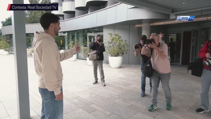 Llegada y primer mensaje de Carlos Soler como jugador de la Real Sociedad