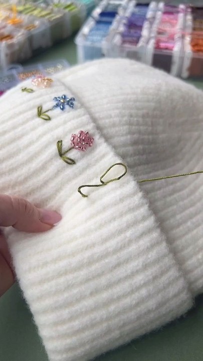 Beaded Flowers Tutorial via: @flynn_and_mabelLearn how to make beautiful beaded flowers step by step in this easy tutorial.