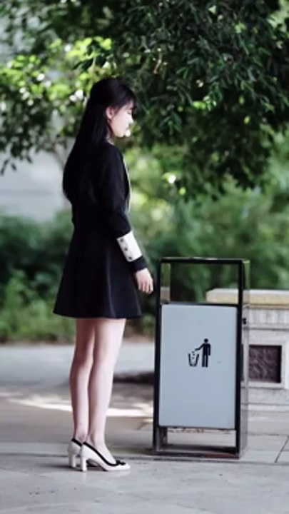 《林小姐不回头》【full】在一起7年抵不過白月光幾句話挑撥，一顆真心餵了狗，她拉黑他所有聯系方式決絕轉身，後來她嫁給他的死對頭被寵成寶，狗男人意識到自己的內心求她再給一次機會，可她連一個眼神都懶得施舍：滾遠點！She loved him 7 years,but he brought his first love home and told her to get out—she made him regret