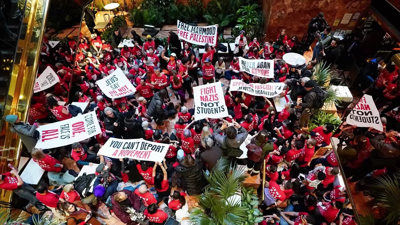 Debra Winger arrestata nella Trump Tower durante le proteste pro-Palestina
