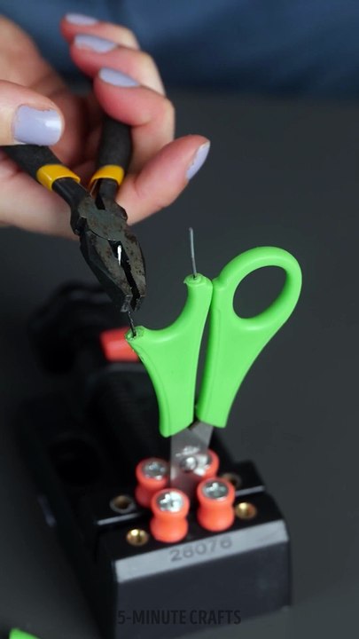 Clever scissors repair hack 🙌