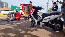 Pai e filho caem de moto após carro frear bruscamente no Centro de Cascavel
