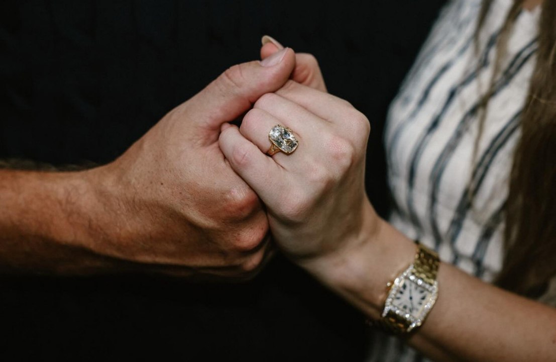 La diseñadora del anillo de compromiso de Taylor Swift agradeció a sus fans por ayudarla a alcanzar sus sueños