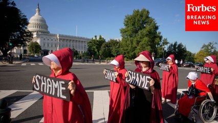 Protesters Dress In ‘Handmaid’s Tale’ Costumes At Federal Buildings To Condemn Trump Admin