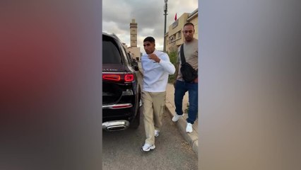 Achraf Hakimi, the PSG star stopped to play with kids in the streets of Morocco before joining his national team camp.