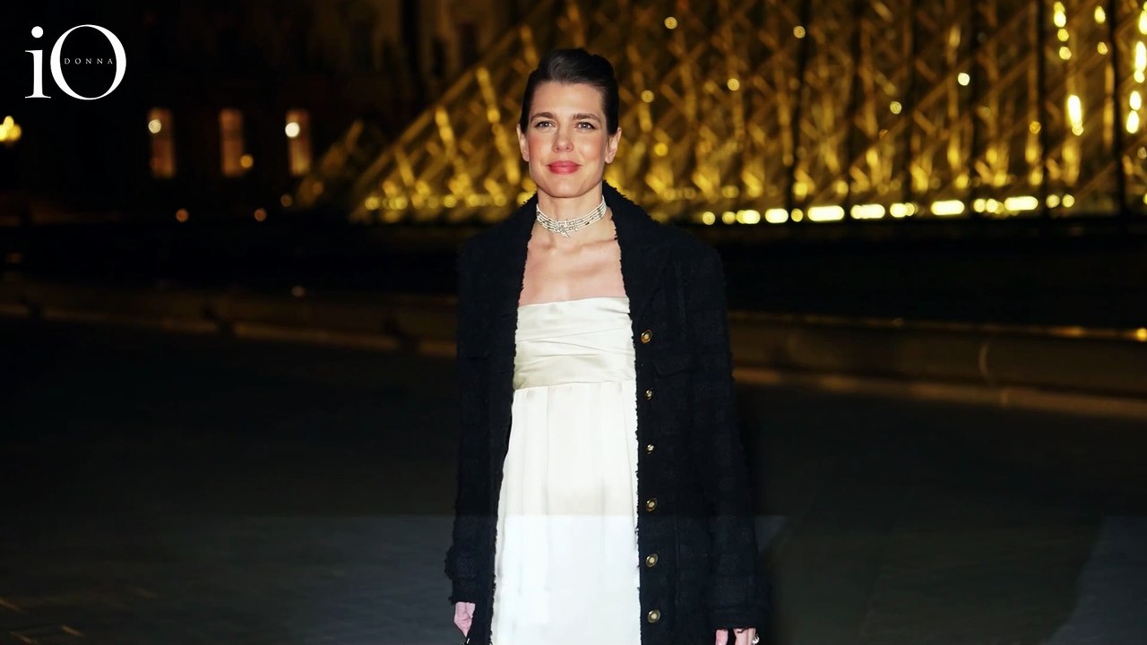 Raffinata, essenziale, perfetta: Charlotte Casiraghi "imperiale" alla cena di gala del Louvre
