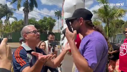 Manifestantes brigam em frente ao condomínio de Bolsonaro