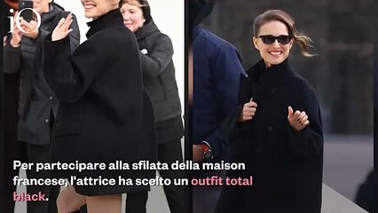 Natalie Portman: il look gotico total black alla sfilata di Dior