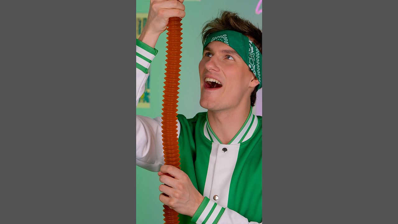 DIY Giant Gummy Worm Fun: Creating a Massive Treat with Gummy Bears and Pop Tubes! 🐛🍬