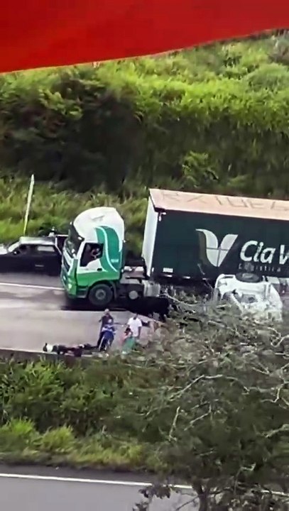 Carreta carregada de placas solares tomba na BR-101, deixando dois feridos e carga saqueada