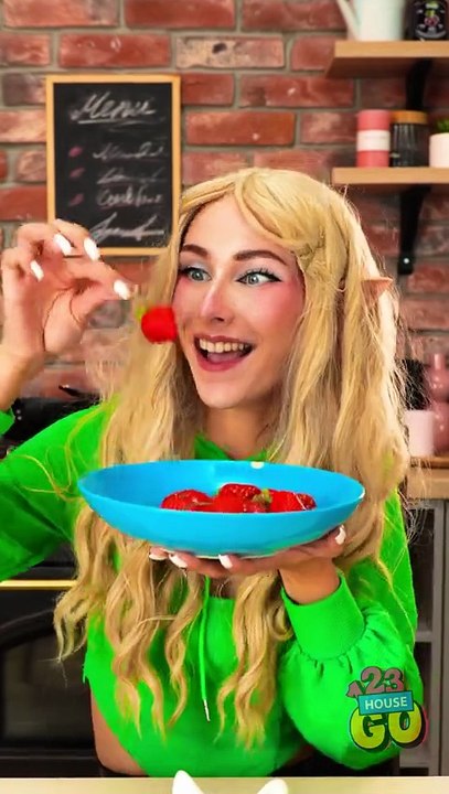 Cool hack for eating strawberries 🍓 #fruit #lifehacks #useful #shorts