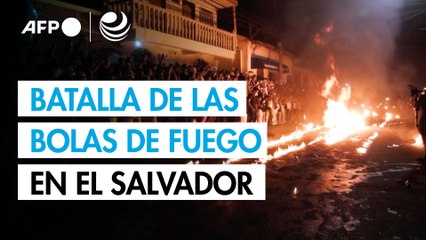 "Simple diversión": la Batalla de las Bolas de Fuego enciende la noche en El Salvador