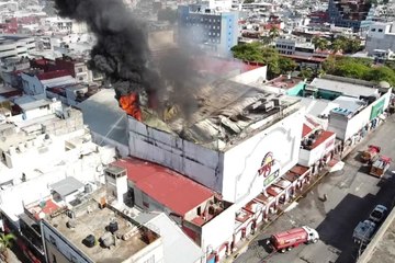 Incendio se reactiva y destroza tienda departamental en Villahermosa, Tabasco | VIDEO