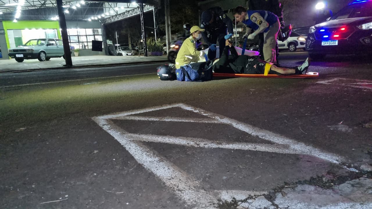 Colisão entre carro e moto na Rua Rio Grande do Sul, deixa rapaz ferido