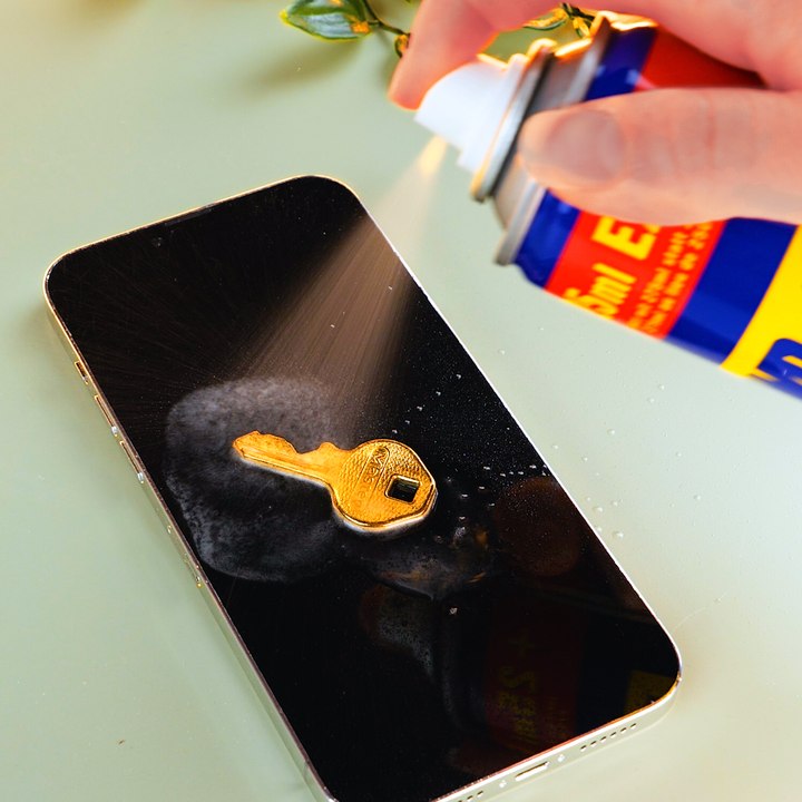 Duplicate a key in no time with baking soda and superglue 🔑