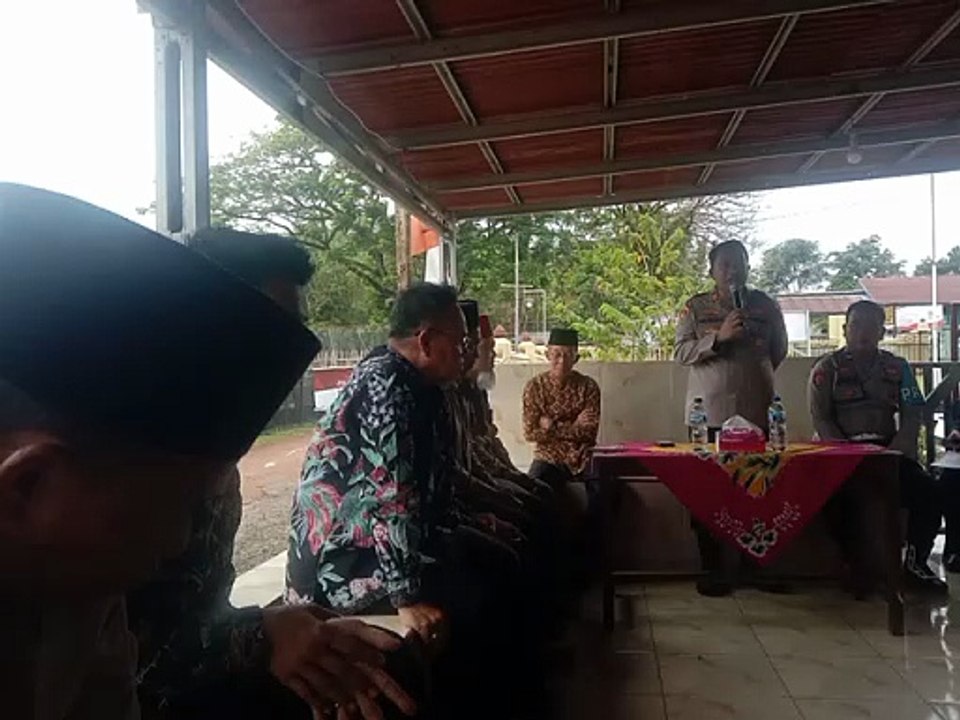 POLSEK PAMPANGAN ADAKAN PERTEMUAN DENGAN WARGA