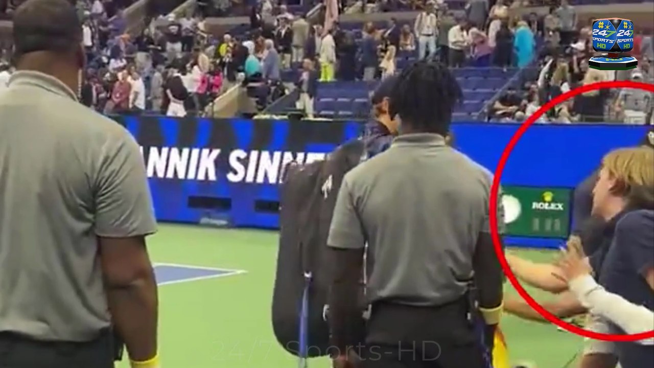 Shocking Moment Brazen US Open Fan Tries to STEAL from Jannik Sinner's Bag while it's on His Back