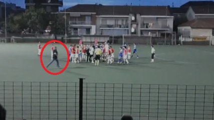 La corsa e poi la violenza: guarda il video dell'aggressione al giovane portiere