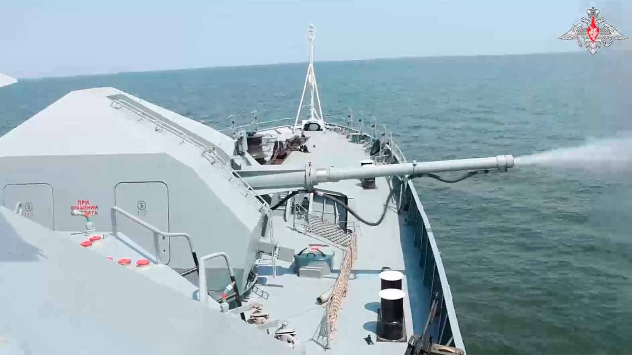 Ryssland släpper video: robotfartyget Veliky Ustyug avfyrar under övningar på Kaspiska havet