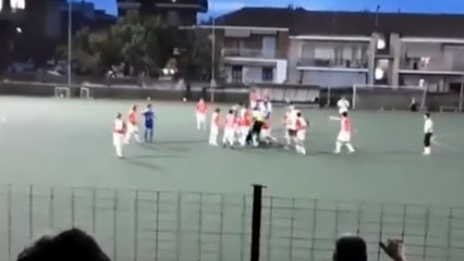 Trascienden las imágenes de la agresión a un menor en un partido de fútbol infantil en Italia