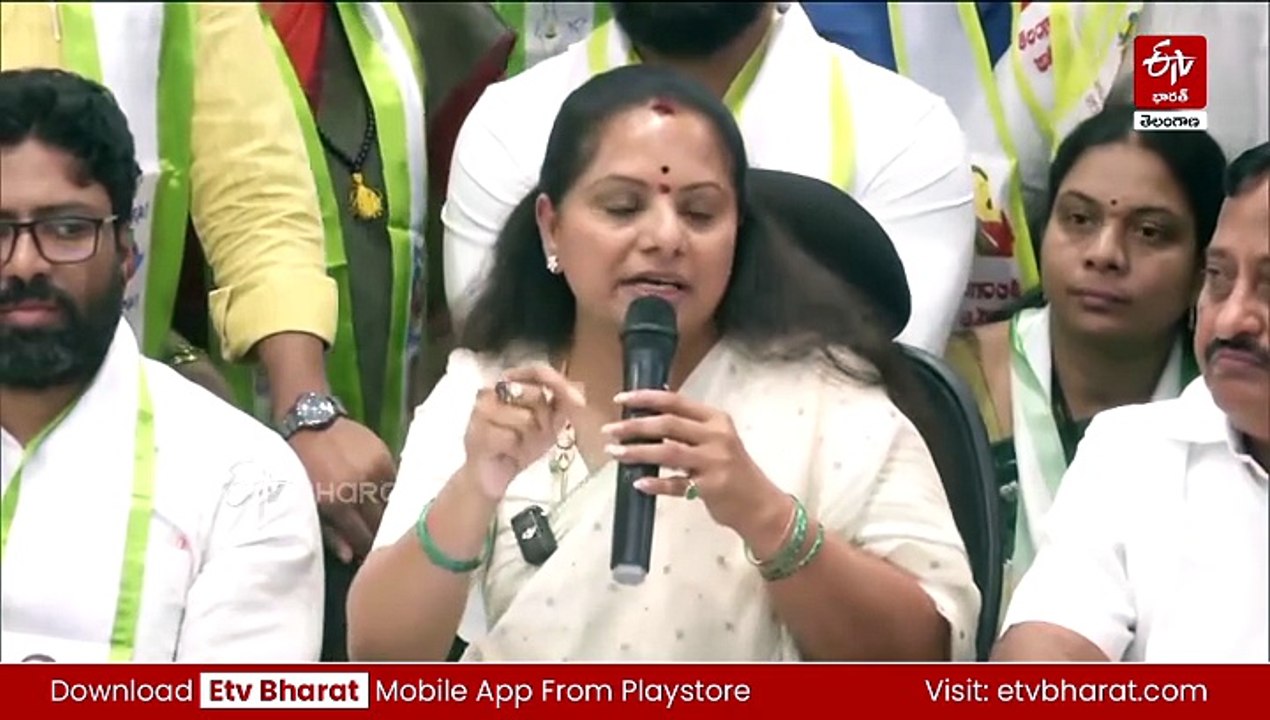 నన్ను బయటకు పంపారు - మీ చుట్టూ ఏం జరుగుతుందో చూసుకోండి నాన్నా : కవిత