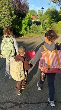 Les enfants d'Amel Bent sur le chemin de l'école, Sofia, 9 ans, Hana, 7 ans et Zayn, 3 ans