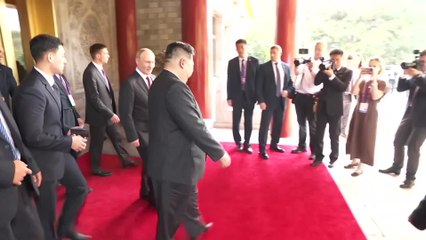El emotivo abrazo de Putin y Kim Jong-Un tras su reunión en China