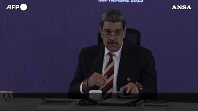 Maduro mostra un telefono non intercettabile: un regalo del presidente cinese Xi Jinping