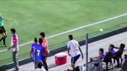 Árbitra colombiana recibe una agresión y la tienen que frenar cuando se lanza a por él