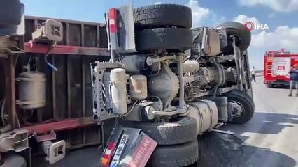 Kocaeli’nde tır devrildi, sürücü yaralandı: İstanbul istikameti trafiğe kapandı