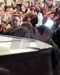 Messi en la calle Corrientes: el abrazo con Nico Vázquez tras “Rocky”