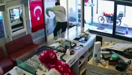 Kuyumcu, silahlı soyguncuları bıçak çekerek uzaklaştırdı!
