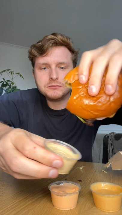 Toute la carte de StarSmash by AMIXEM ! J’ai envie de goûter tous les burgers des Youtubeurs 😍 Je commence par StarSmash, mais tu veux que je goûte quoi maintenant ?