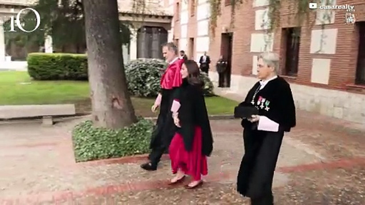 Letizia di Spagna, il "gioco" dei colori per onorare la laurea honoris causa di re Felipe