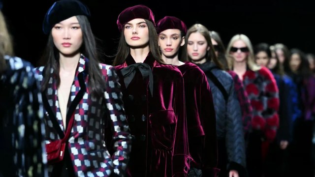 Emporio Armani tra carte e illusioni: a Milano il gioco della moda è servito