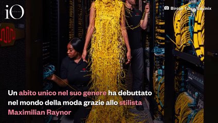 L’abito "personificazione di Internet": 3.600 metri di cavi trasformati in un'opera fashion
