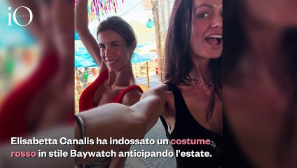L'estate in anticipo di Elisabetta Canalis: im costume rosso in stile baywatch