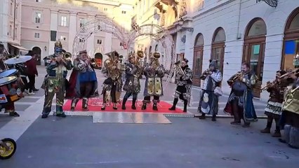 L'esibizione dell'orchestra Aspirin in attesa dell'Eurocarnevale a Gorizia