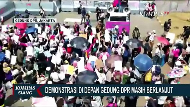 Massa dari Aliansi Perempuan Indonesia Gelar Demo, Begini Situasi di Depan Gedung DPR | KOMPAS SIANG