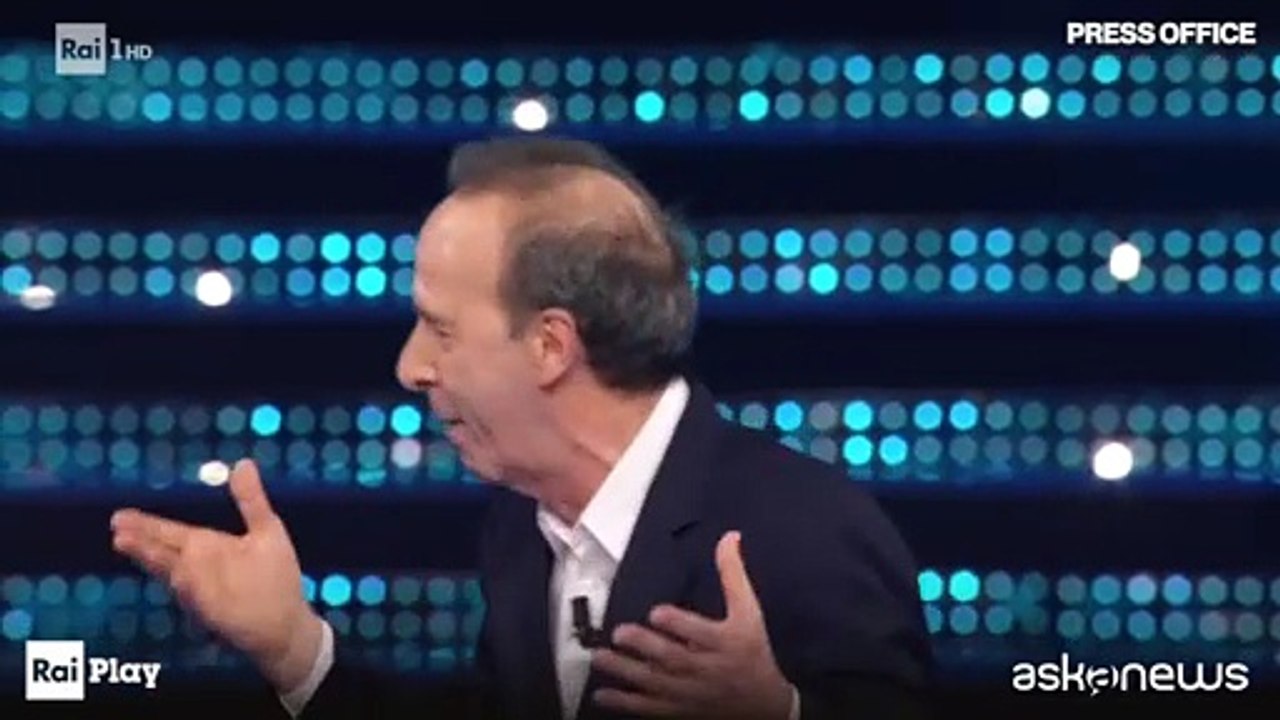 Sanremo 2025, l'ironia di Roberto Benigni nella serata delle cover